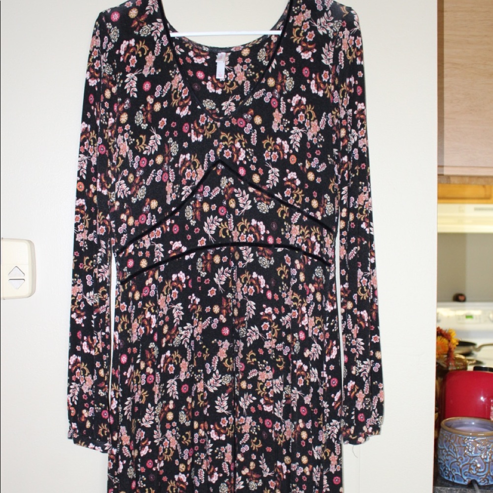 Long sleeve floral patterned dress